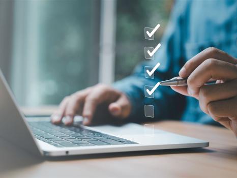Checkliste am Laptop